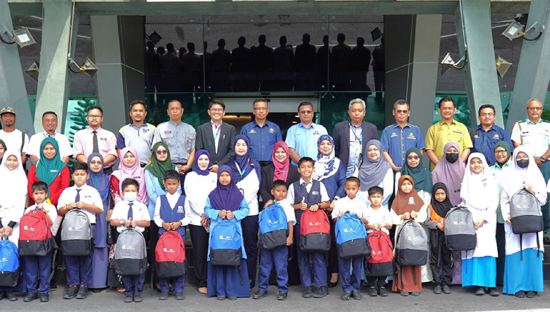 TMR - PTP, Johor Port Authority donate school supplies to underprivileged students