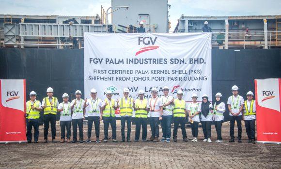 Johor Port lancar eksport tempurung biji sawit sulung ke Jepun - Utusan Malaysia-1